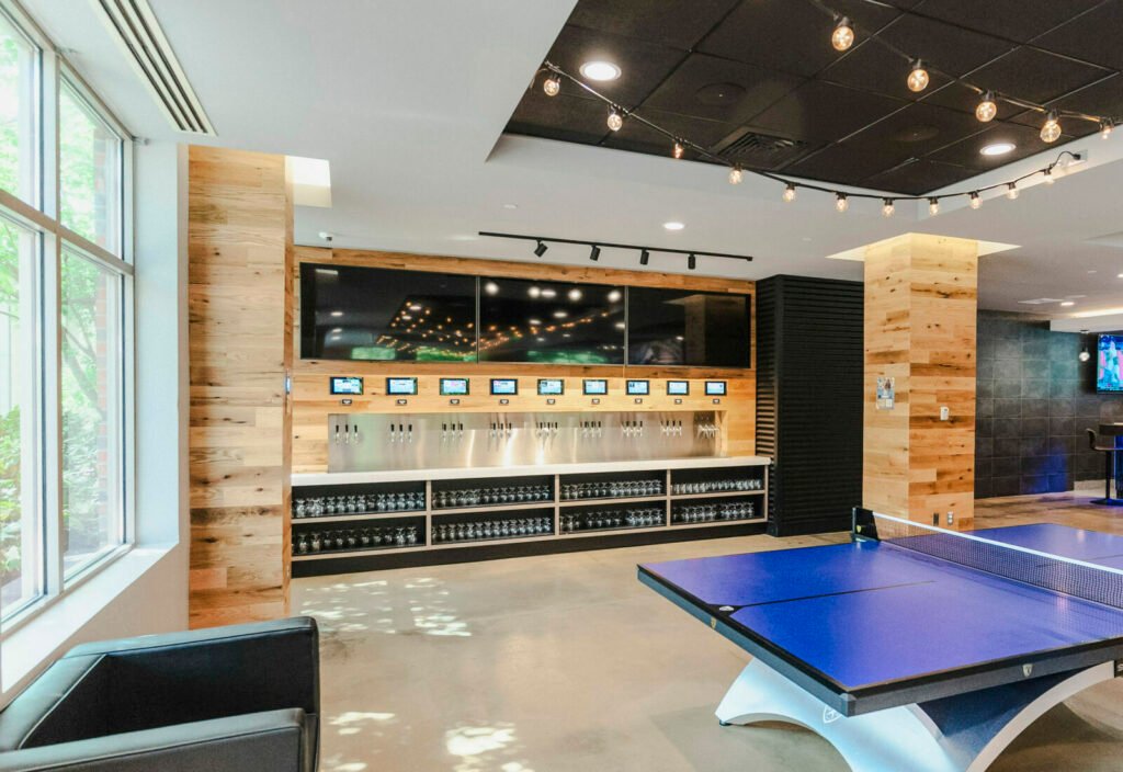 Una imagen de la pared de grifos inteligentes de marca PourMyBeer de su sitio web oficial.