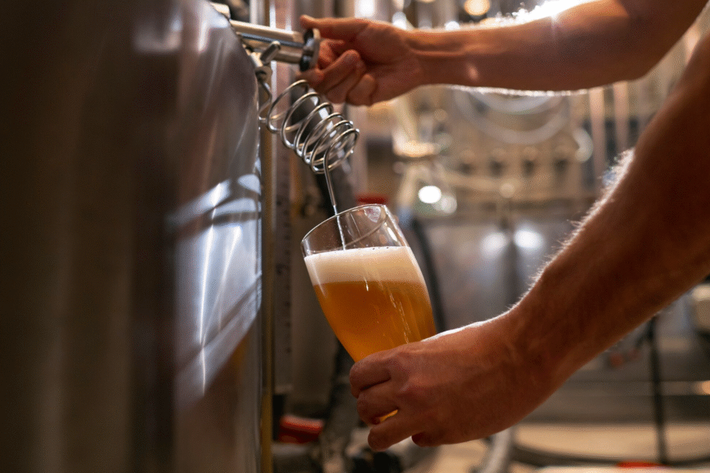 Un cervecero en la fábrica echando cerveza.