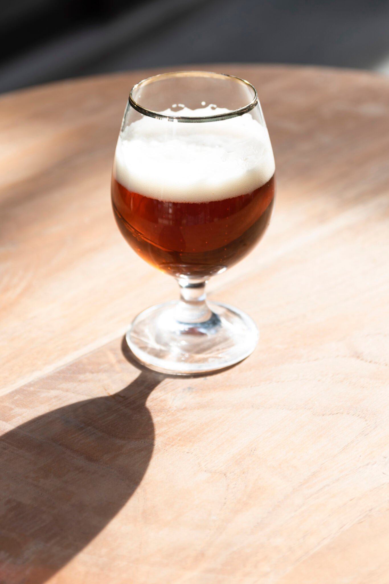 Pequeña copa de cerveza Lambic en la mesa.