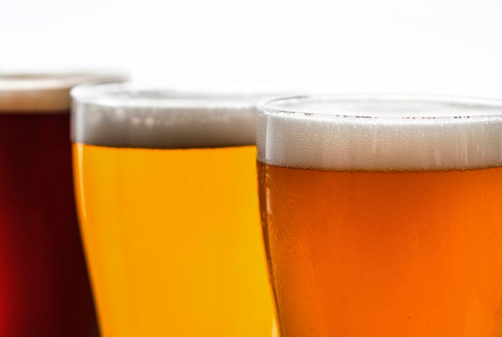 3 tipos de cerveza en fila.