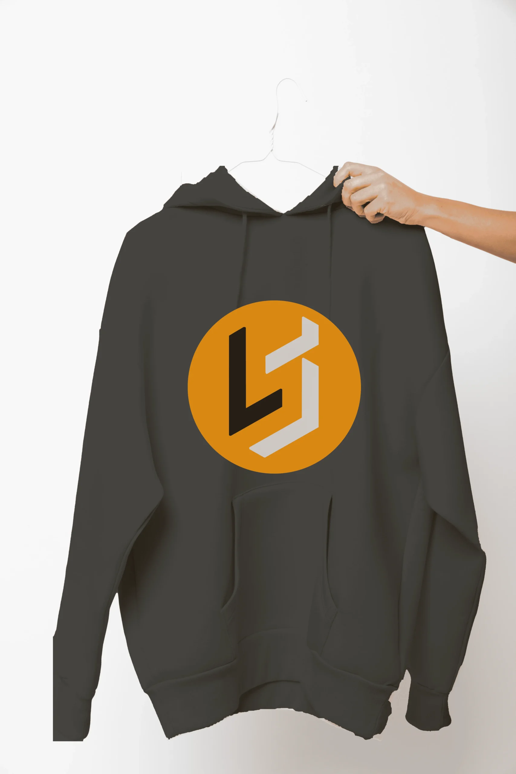 Sudadera negra de marca La Sirvecería.