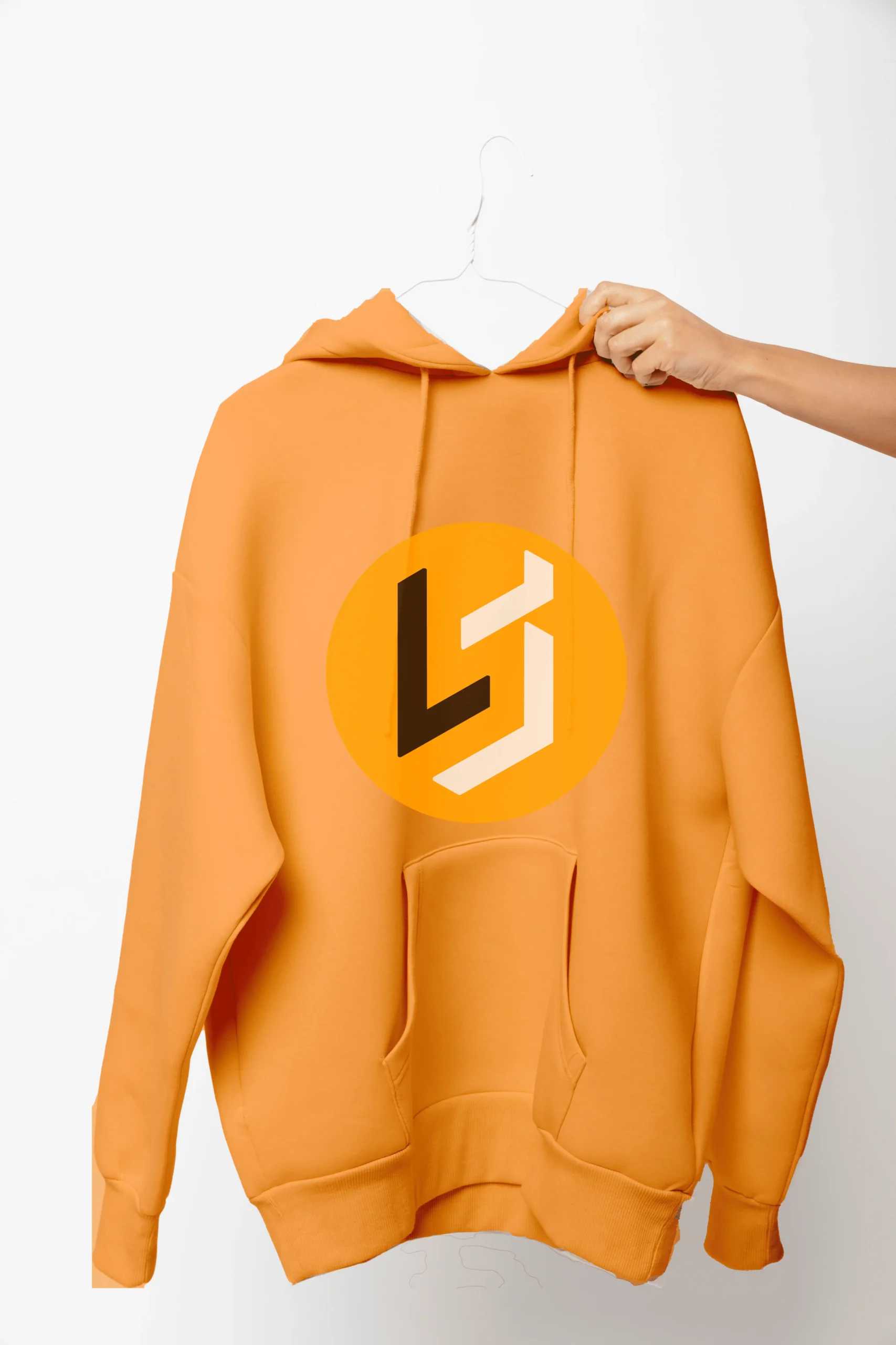 Sudadera naranja de marca La Sirvecería.