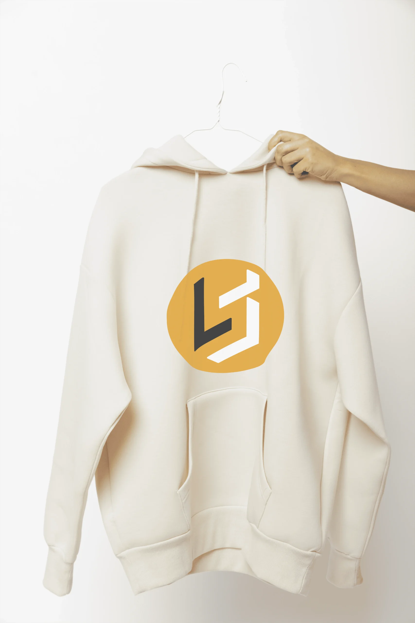 Sudadera blanca de marca La Sirvecería.