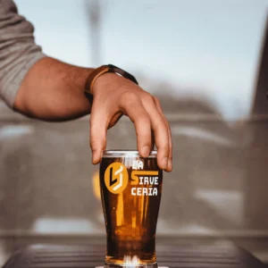 Vaso de cerveza La Sirvecería.