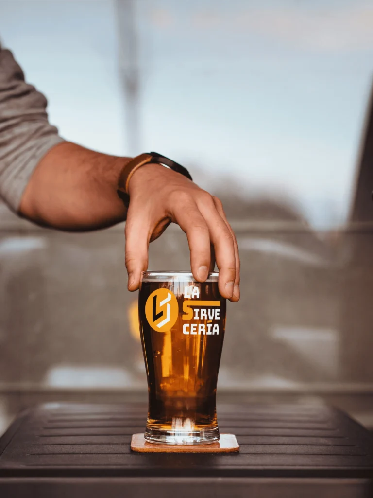 Vaso de cerveza La Sirvecería.